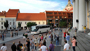 Vilniaus Rotušės aikštėje šventiškai pasitikti A.Noviko džiazo mokyklos vadovaujami kolektyvai "Jazz Island" ir "Mini Jazz", iš Rygoje vykusios Pasaulio chorų olimpiados parvežę aukso medalius.