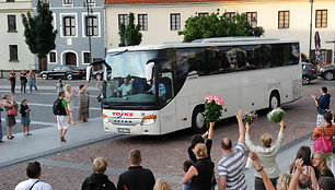 Vilniaus Rotušės aikštėje šventiškai pasitikti A.Noviko džiazo mokyklos vadovaujami kolektyvai "Jazz Island" ir "Mini Jazz", iš Rygoje vykusios Pasaulio chorų olimpiados parvežę aukso medalius.