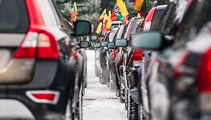 I&scaron; beveik 150 automobilių aik&scaron;telėje suformuotas skaičius 100, skirtas pažymėti artėjantį Lietuvos &scaron;imtmetį
