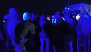 Vokietijos-Lenkijos pasienyje įstrigusiems lietuviams i&scaron;kviesta policija ir i&scaron;jungta &scaron;viesa