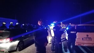Vokietijos-Lenkijos pasienyje įstrigusiems lietuviams i&scaron;kviesta policija ir i&scaron;jungta &scaron;viesa