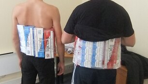 Kontrabandininkai cigaretes slepia ir po drabužiais