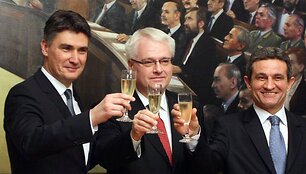 Kroatijos ministras pirmininkas Zoranas Milanovičius, prezidentas Ivo Josipovičius ir Kroatijos parlamento pirmininkas Borisas Spremas &scaron;venčia rezultatų paskelbimą 