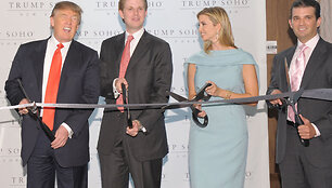 Donaldo Trumpo &scaron;eima (i&scaron; kairės): Donaldas Trumpas, Ericas Trumpas, Ivanka Trump ir Donaldas Trumpas jaunesnysis