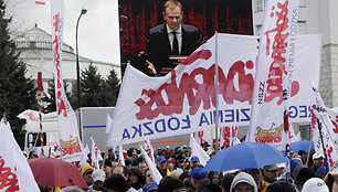 Lenkijoje tūkstančiai žmonių protestuoja prie&scaron; pensinio amžiaus vėlinimą