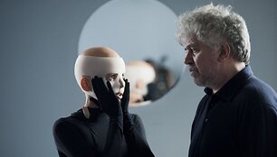 Kadras i&scaron; filmavimo aik&scaron;telės, režisierius P.Almodovaras ir aktorė E.Anaya