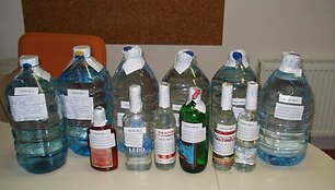 Vievio miesto gyventojas gabeno 10 litrų skysčio, kaip įtariama, denatūruoto etilo alkoholio.