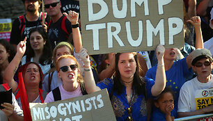 D.Trumpą Londone pasitiko protestuotojai