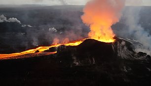 Havajuose ugnikalnio lavos bomba pataikė į laivą 