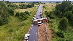 Kelyje Vilnius&ndash;Pabradė ant kelio nuvirto krovininis automobilis