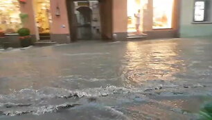 5b6f1384b61c3video_5b6f1381750a0