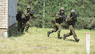 Kazlų Rūdos poligone studentai praktiškai įtvirtina karybos žinias