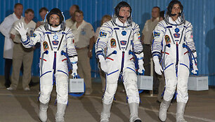 NASA astronautai (i&scaron; kairės): japonas Akihiko Hoshide, rusas Jurijus Malenčenka ir JAV astronautė Sunita Williams