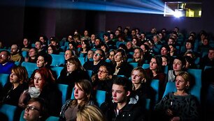 Kino mėgėjai su vyno taurėmis