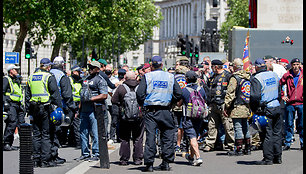 Londone į demonstracijas susirinko šimtai žmonių