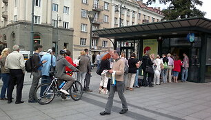 Eilė prie &bdquo;Lietuvos spaudos&ldquo; kiosko