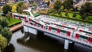 Nyderlanduose nuo bėgių nulėkęs metro traukinys pakibo ant banginio uodegos skulptūros
