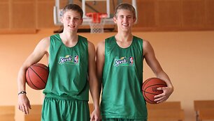 &bdquo;Sprite&ldquo; talentų kovų nugalėtojai (i&scaron; kairės): Žydrūnas Kuodis ir Deividas Kumelis
