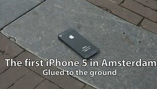 Eksperimentas Amsterdame &ndash; prie žemės priklijuotas &bdquo;iPhone 5&ldquo; telefonas