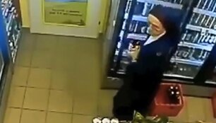 Parduotuvės stebėjimo kameros užfiksavo alų vagiančią vienuolę