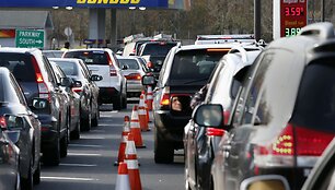 Eilės prie degalinės Niujorke