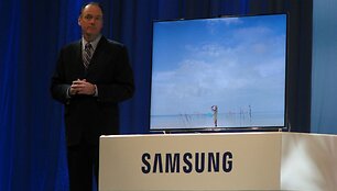 &bdquo;Samsung&ldquo; JAV padalinio prezidentas Timas Baxteris demonstruoja &bdquo;F8000&ldquo; serijos televizorių. 