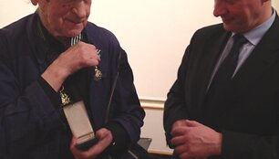 Jonas Mekas (kairėje) ir Lietuvos generalinis konsulas Niujorke Valdemaras Sarapinas