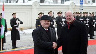 Kra&scaron;to apsaugos ministras Juozas Olekas (de&scaron;inėje) su į Lietuvą atvykusiu Vengrijos gynybos ministru dr. Csaba Hende 