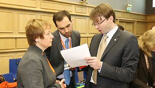 Užsienio reikalų viceministras Rolandas Kri&scaron;čiūnas (de&scaron;inėje)