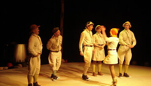 Finaliname &bdquo;Padėk mano vargstančiai mamai&ldquo; renginyje &ndash; Keistuolių teatro spektaklis &bdquo;Grybų karas ir taika&ldquo;