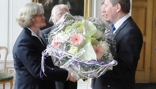 Acheno paramos vėžiu sergantiems vaikams draugijos pirmininkė Marlies Hamb&uuml;cker gegužės 7 dieną Acheno rotu&scaron;ėje Lietuvos ambasadoriui Vokietijoje Deividui Matulioniui perdavė miesto gyventojų suaukotas lė&scaron;as.