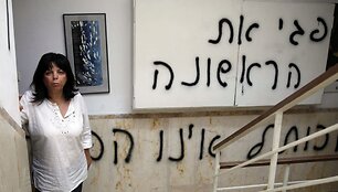 Izraelio policija prane&scaron;ė, kad vandalai dažais i&scaron;pur&scaron;kė &scaron;ūkius ant namo, kuriame gyvena viena liberalios žydų moterų grupės, papiktinusios ultraortodoksus reikalavimais dėl lygybės meldžiantis, lyderių.