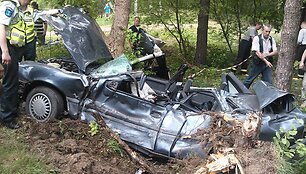 Po avarijos Ignalinoje i&scaron; automobilio buvo i&scaron;traukti 2 žmonės