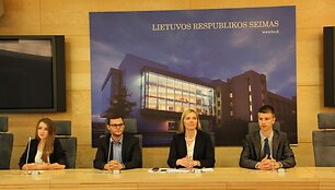 Seimo narė Agnė Bilotaitė kartu su Lietuvos mokinių parlamentu (LMP) surengė spaudos konferenciją ir Seimo darbo simuliaciją Lietuvos moksleiviams &bdquo;Kiek privalomų egzaminų reikia Lietuvai?&ldquo;.