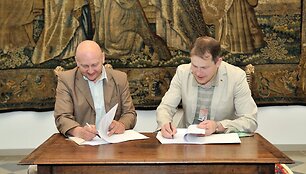 VĮ Vilniaus pilių direkcijos laikinai einantis direktoriaus pareigas Danius Malinauskas (kairėje) ir Nacionalinio muziejaus Lietuvos Didžiosios Kunigaik&scaron;tystės valdovų rūmų direktorius Vydas Dolinskas pasira&scaron;ė perdavimo-priėmimo aktą, kuriuo muziejui perduota dalis Vilniaus Žemutinės pilies valdovų 