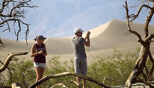 Turistai vaik&scaron;to po Mirties slėnį Kalifornijoje