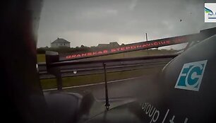 Egzoti&scaron;kąjį &bdquo;Radical SR5&ldquo; bolidą negailestingai taranavo BMW M3