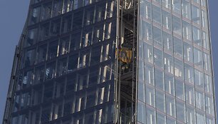 &Scaron;e&scaron;ios aplinkosaugos aktyvistės įkopė į auk&scaron;čiausią pastatą Vakarų Europoje &bdquo;The Shard&ldquo;, protestuodamos prie&scaron; naftos milžinių vykdomą gręžybą Arktyje