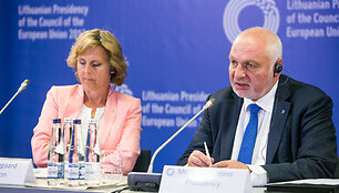 Europos Komijios narės Connie Hedegaard ir aplinkos ministro Valentino Mazuronio spaudos konferencija vykstant neformaliam aplinkos ministrų susitikimui.