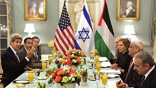 Izraelio vyriausioji derybininkė Tzipi Livni ir palestiniečių delegacijos vadovas Saebas Erakatas sėdėjo vienas &scaron;alia kito kartu su JAV valstybės sekretoriumi Johnu Kerry, dalydamiesi tradicine iftaro vakariene