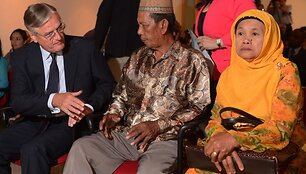 Nyderlandų ambasadorius Indonezijoje Tjeerdas De Zwaanas (kairėje)
