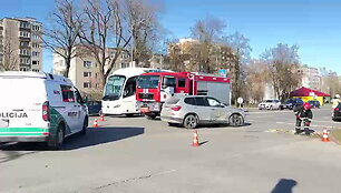 didele-avarija-kedainiuose-susidure-bmw-ir-audi-automobiliai