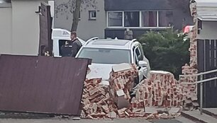 Jonavoje automobilis rėžėsi į kra&scaron;to muziejaus sieną