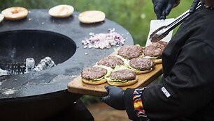 Gamtoje kepti burgeriai