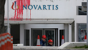 Anarchistai Atėnuose apniokojo papirkimu įtariamos vaistų kompanijos &bdquo;Novartis&ldquo; pastatą