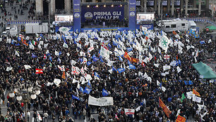 Kra&scaron;tutinių de&scaron;iniųjų ir antifa&scaron;istų demonstracija Italijoje