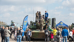 &Scaron;iauliuose vyko tradicinis bėgimas naikintuvų kilimo-tūpimo taku &bdquo;Runway Run 2018&ldquo;
