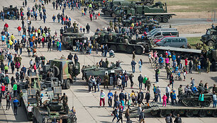 &Scaron;iauliuose vyko tradicinis bėgimas naikintuvų kilimo-tūpimo taku &bdquo;Runway Run 2018&ldquo;