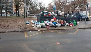 Konteineriai Antakalnio g. 80 trečiadienio rytą