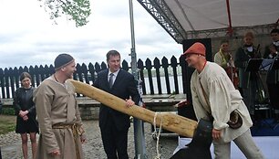 Vilniaus dienų Amatininkų &scaron;ventės juostelę teko perkirsti kirviu.
